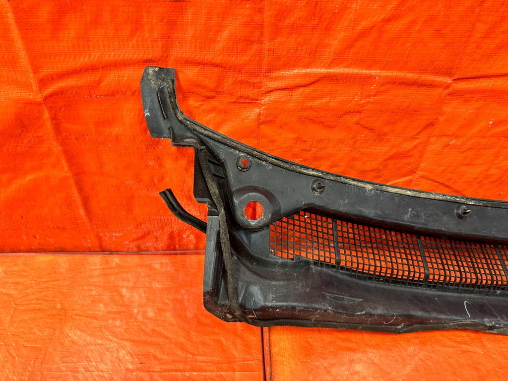 97 01 HONDA CR V   WINDSHIELD WIPER COWL TRIM PLASTIC   OEM FACTORY OE #30112