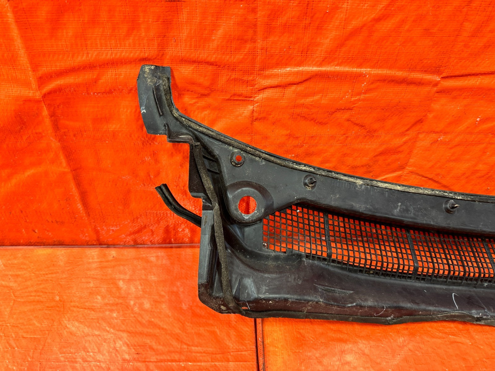 97 01 HONDA CR V   WINDSHIELD WIPER COWL TRIM PLASTIC   OEM FACTORY OE #30112
