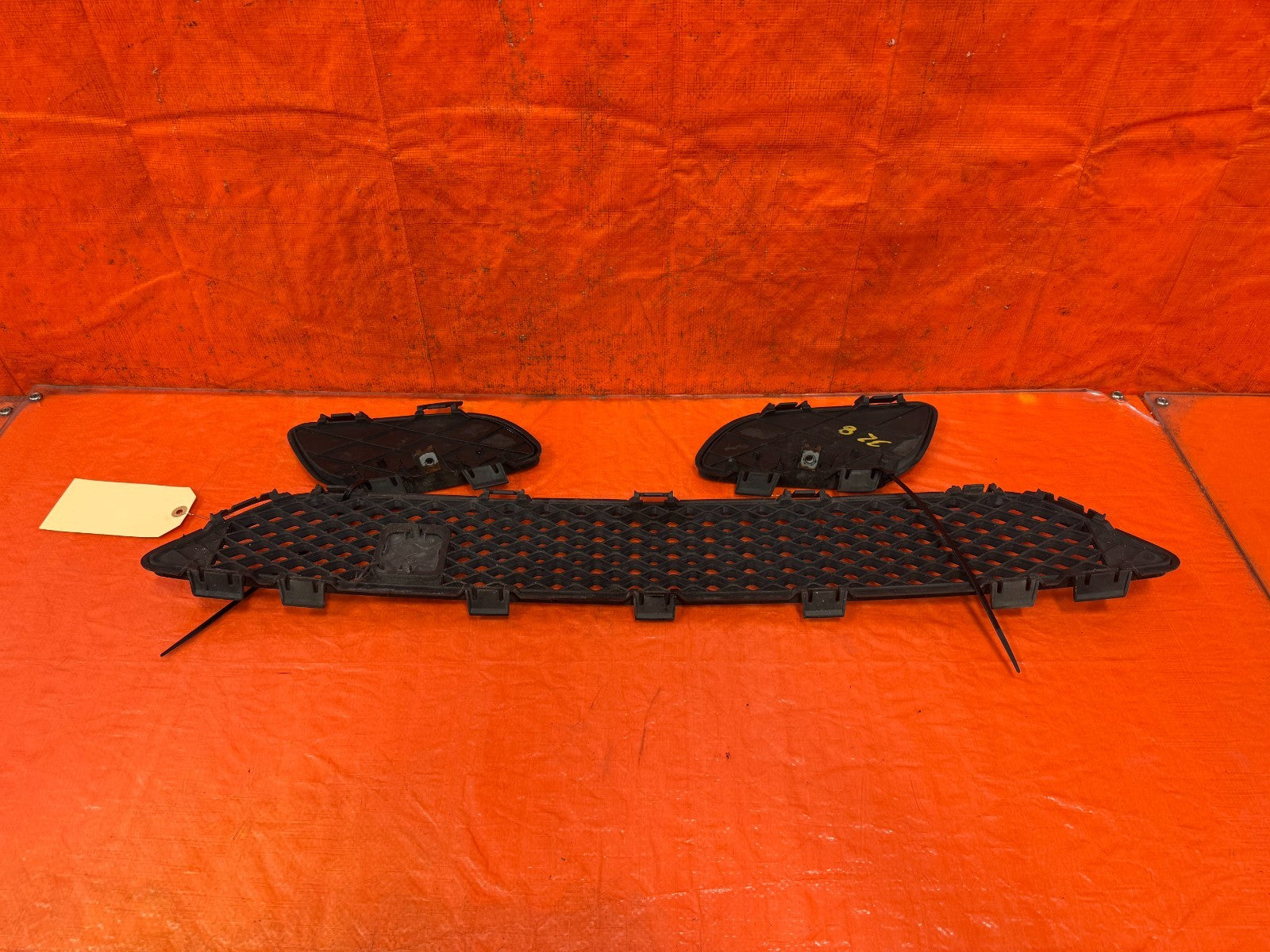 08 10 INFINITI G37 2D COUPE   SPORT MODEL   FRONT BUMPER LOWER GRILLE   OEM 32813