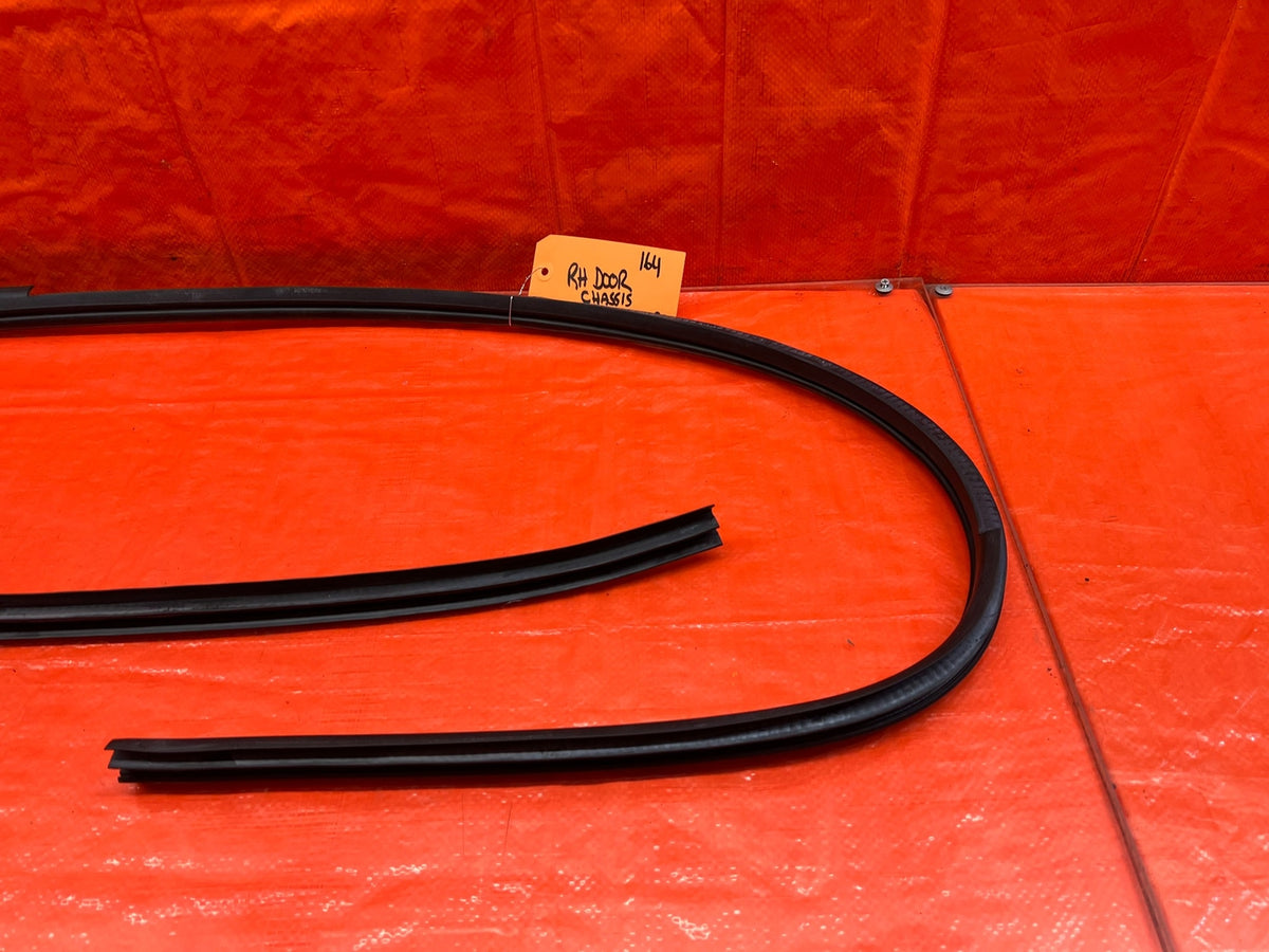 13-16 SCION FRS - 13-16 SCION FRS - RIGHT DOOR TO CHASSIS WEATHER STRIP OPENING4