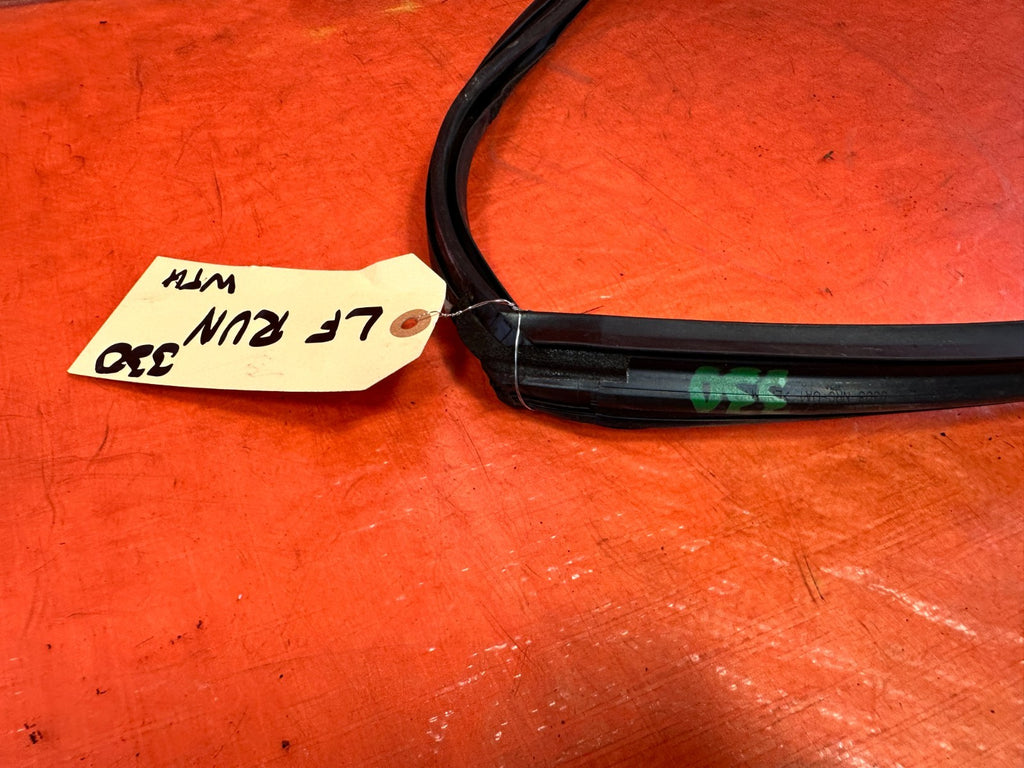 04 08 ACURA TSX LEFT DRIVER FRONT DOOR WINDOW GLASS RUN CHANNEL OEM #33010
