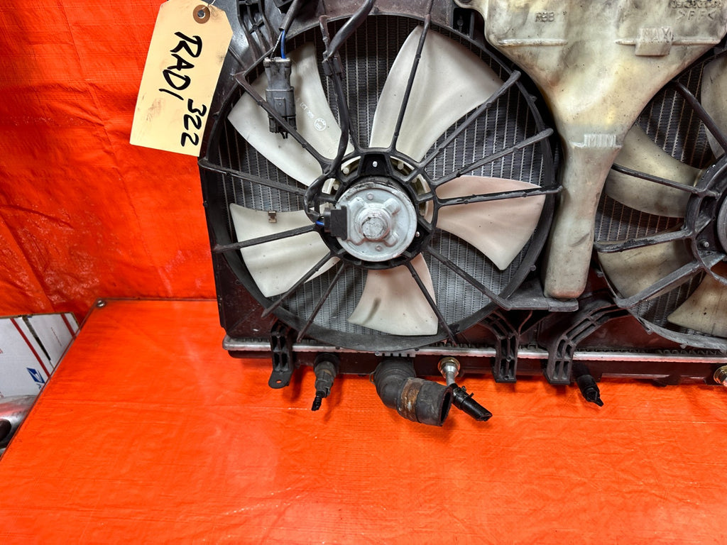 04 05 ACURA TSX   AUTOMATIC RADIATOR WITH BOTH COOLING FANS AND TANK OEM #3229