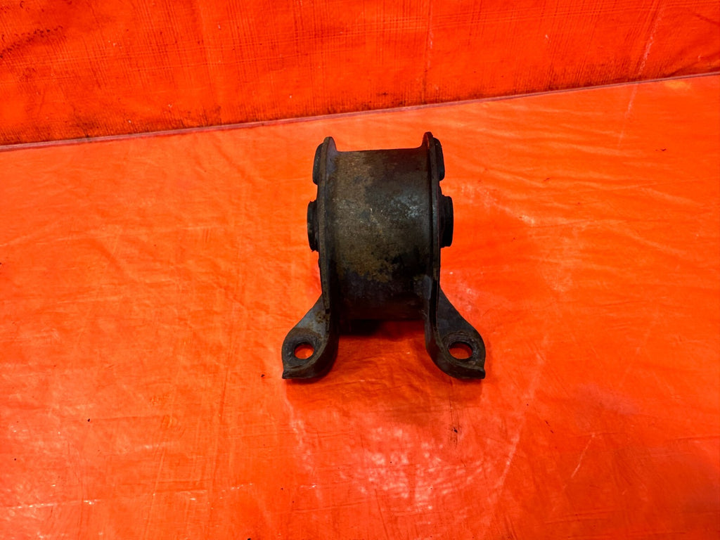 94 97 HONDA DEL SOL S & SI   92 00 CIVIC REAR ENGINE MOUNT MOTOR MOUNT OEM 2725