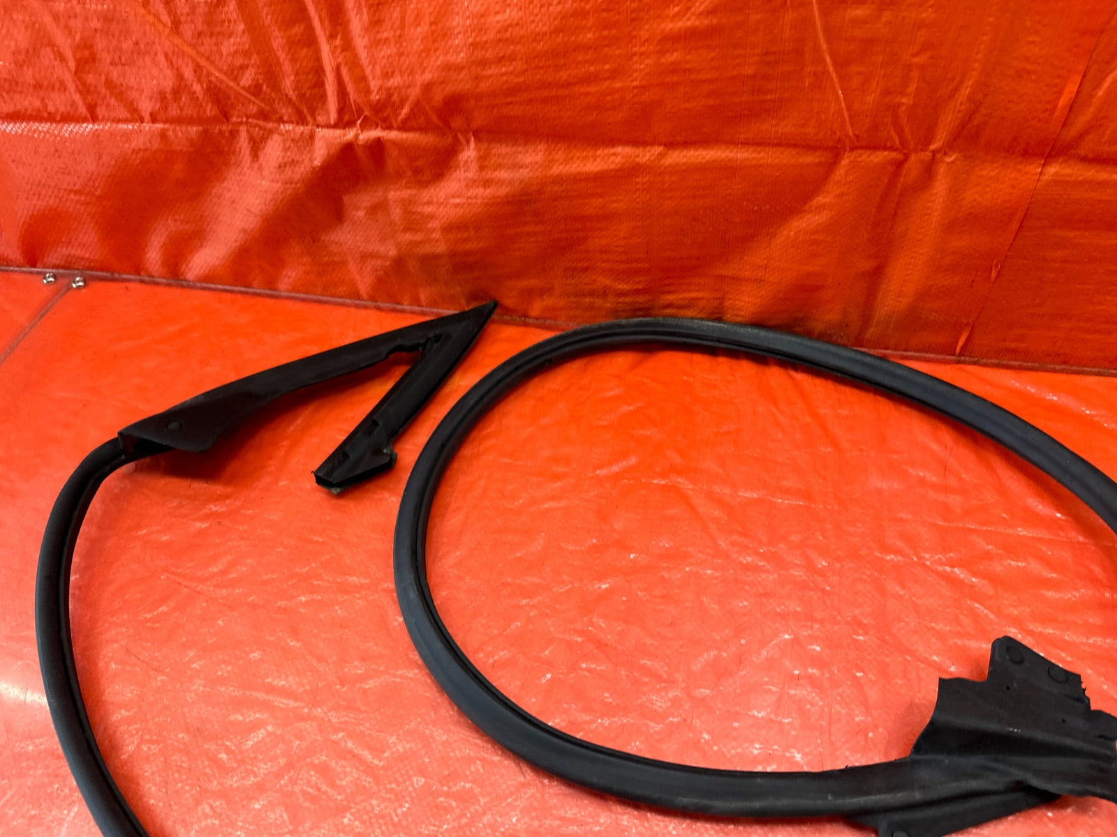 10 16 HYUNDAI GENESIS COUPE RIGHT LOWER DOOR WEATHER STRIP RUBBER SEAL 2196