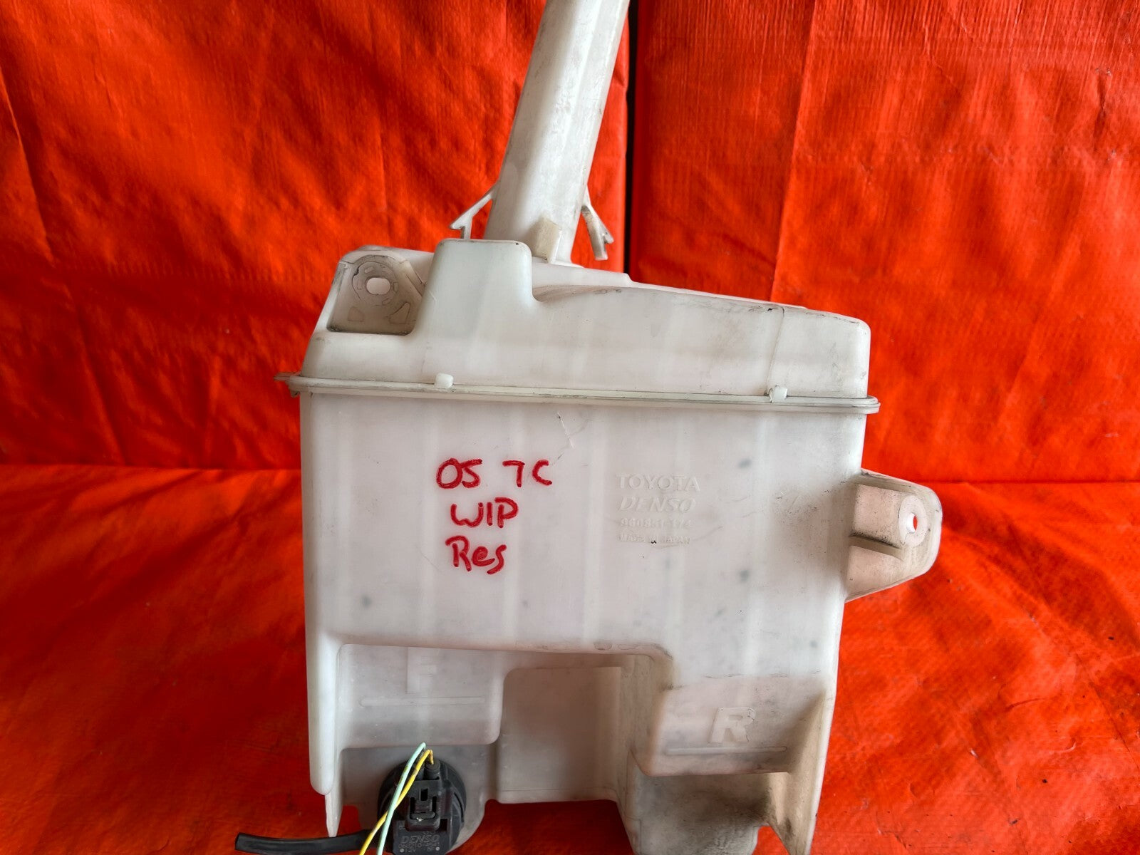 05 10 SCION TC   WINDSHIELD WIPER FLUID TANK RESERVOIR W/ CAP AND MOTOR   OEM3
