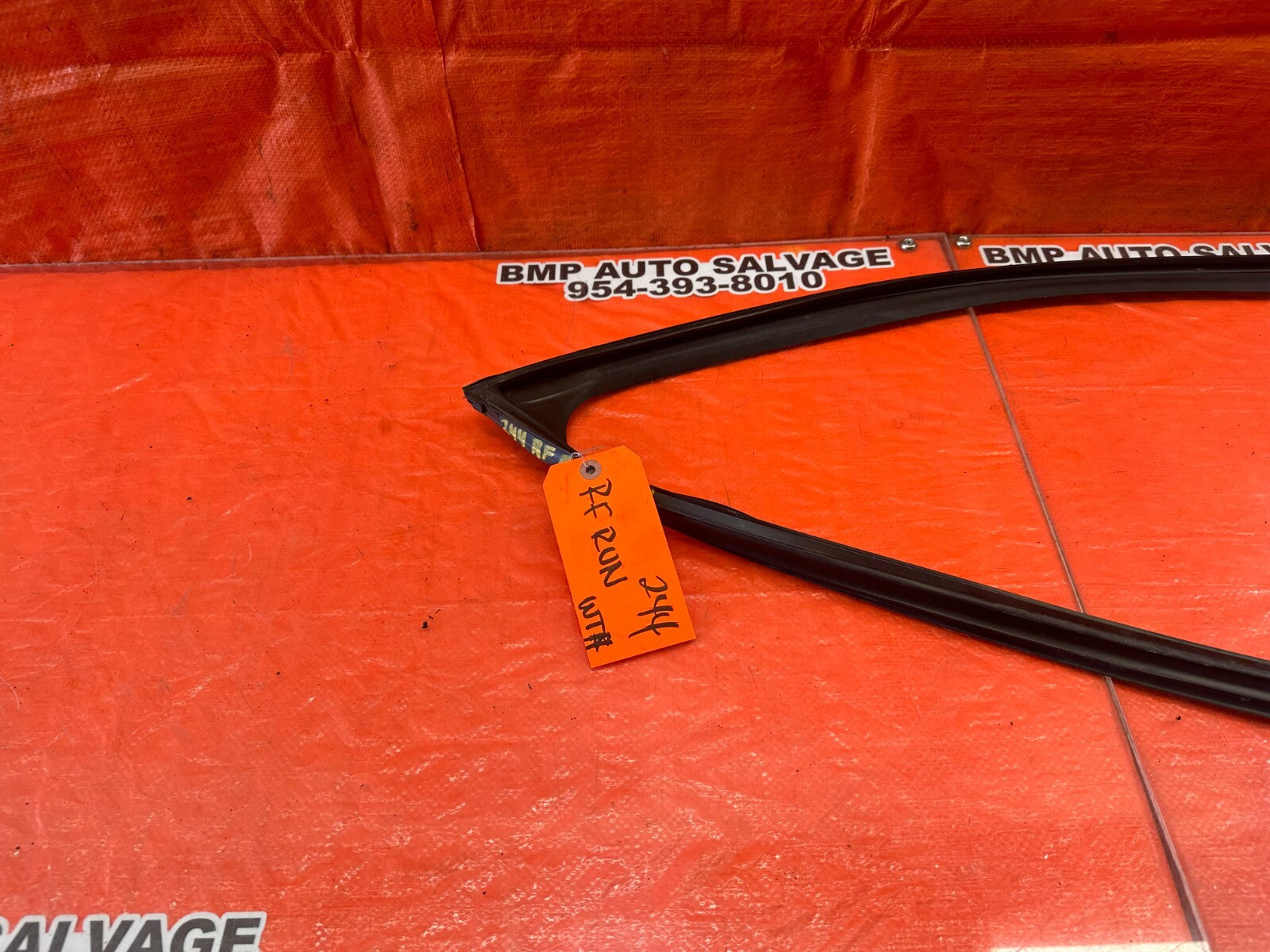 07 12 LEXUS ES350   PASSENGER RIGHT FRONT WINDOW GLASS RUN CHANNEL   OEM #2449