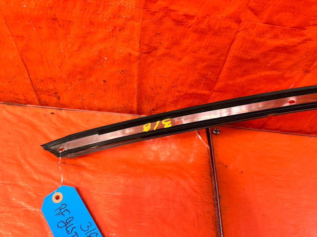 10 16 HYUNDAI GENESIS COUPE PASSENGER RIGHT GLASS WINDOW DRIP MOLDING OEM #3182