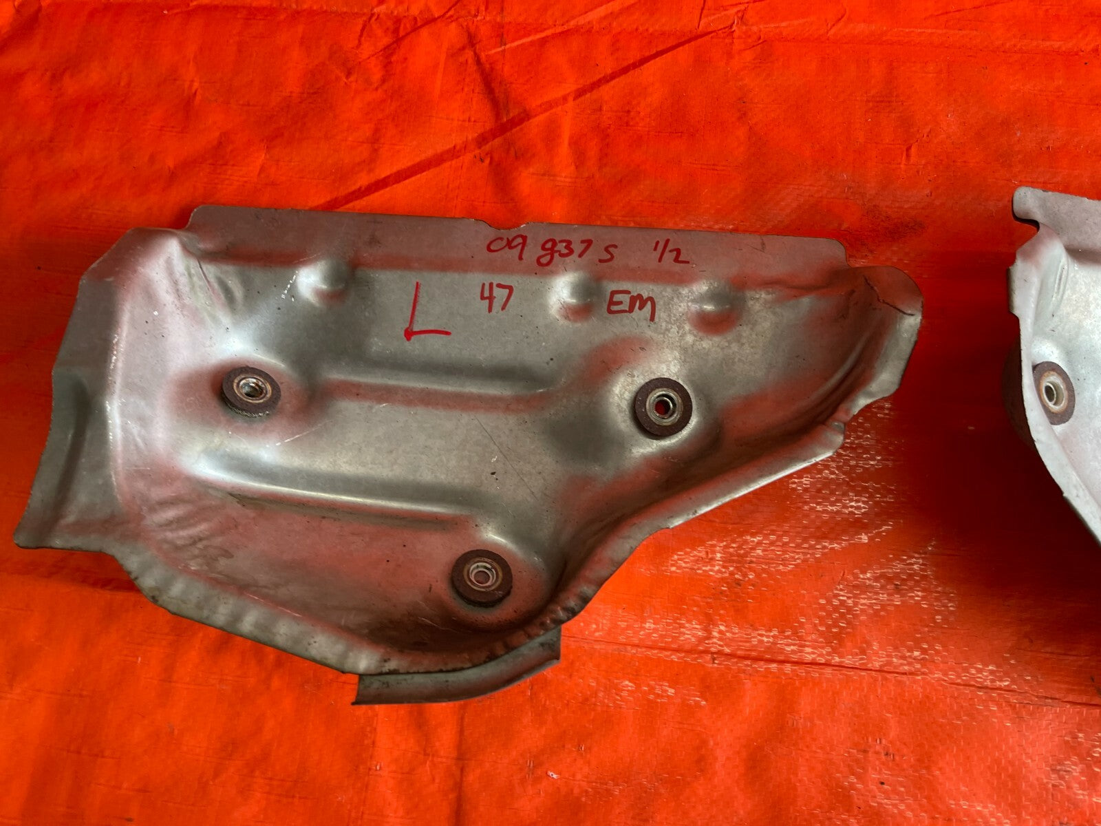 09 13 INFINITI   G37 2D COUPE   EXHAUST MANIFOLD HEAT SHIELD SET LEFT RIGHT OEM 6