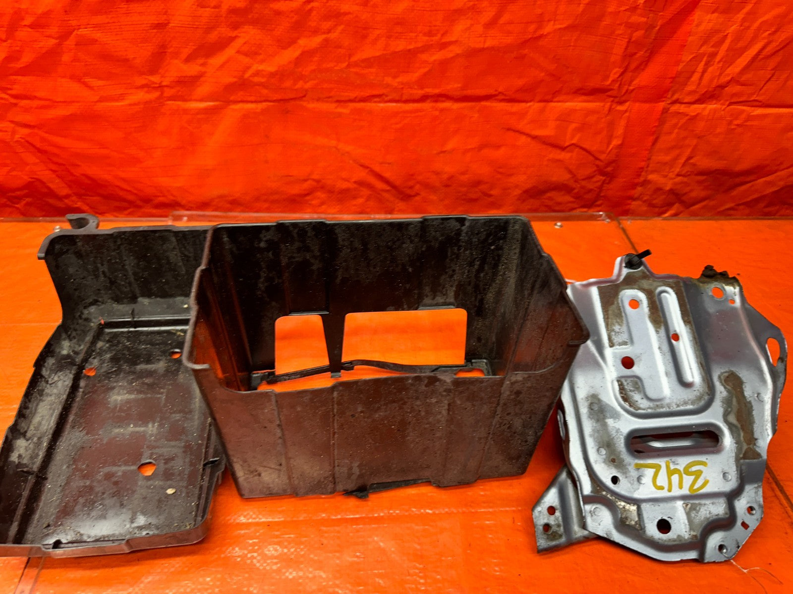 04-08 ACURA TSX 4D 2.4L K24A2 PLASTIC BATTERY TRAY HOLDER BASE MOUNT OEM #34210