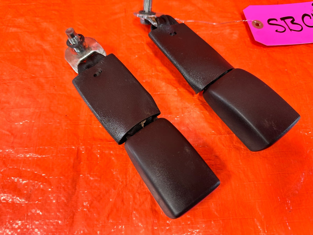 09 15 INFINITI G37 CONVERTIBLE   LEFT AND RIGHT REAR SEAT BELT CLIPS BUCKLES OEM2