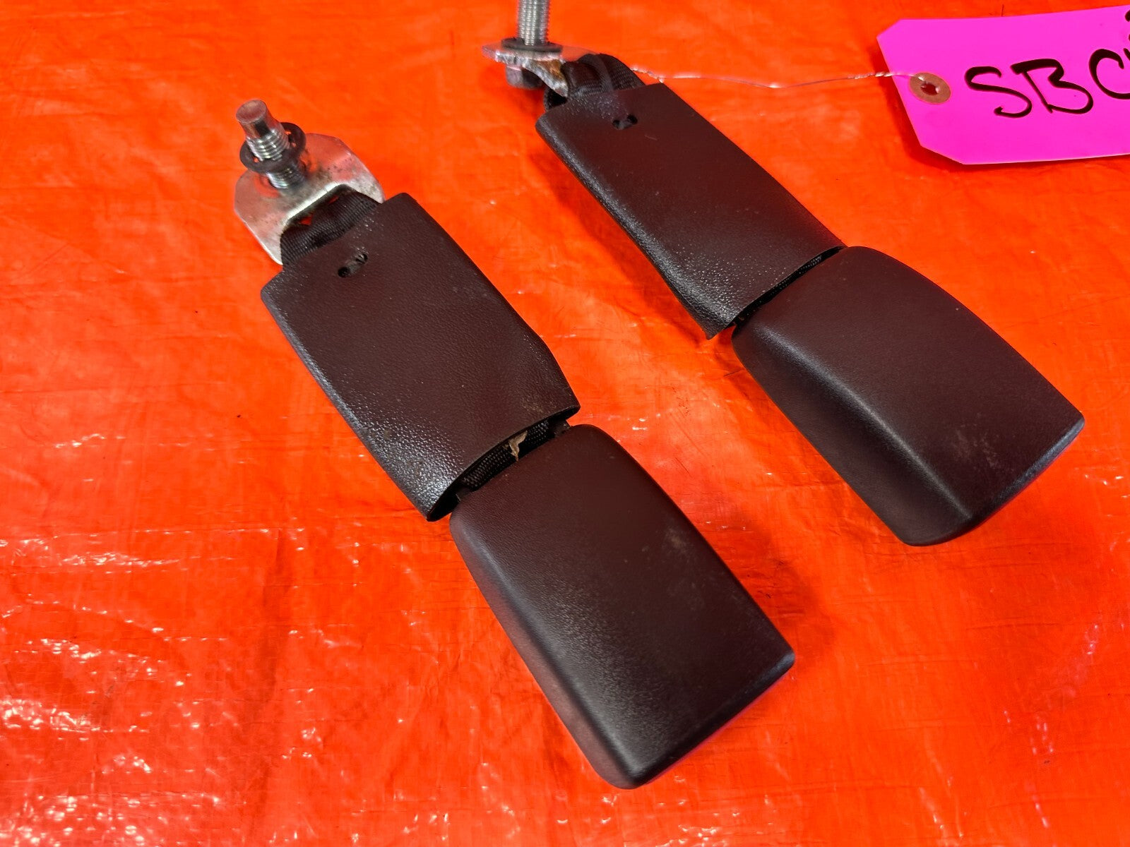 09 15 INFINITI G37 CONVERTIBLE   LEFT AND RIGHT REAR SEAT BELT CLIPS BUCKLES OEM2