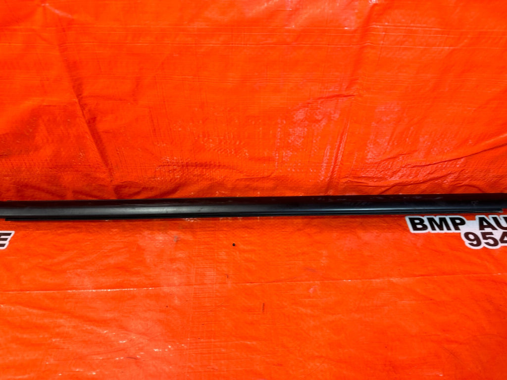 15 21 SUBARU WRX & STI PASSENGER RIGHT EXTERIOR GLASS TRIM DRIP RETAINER OEM 1805
