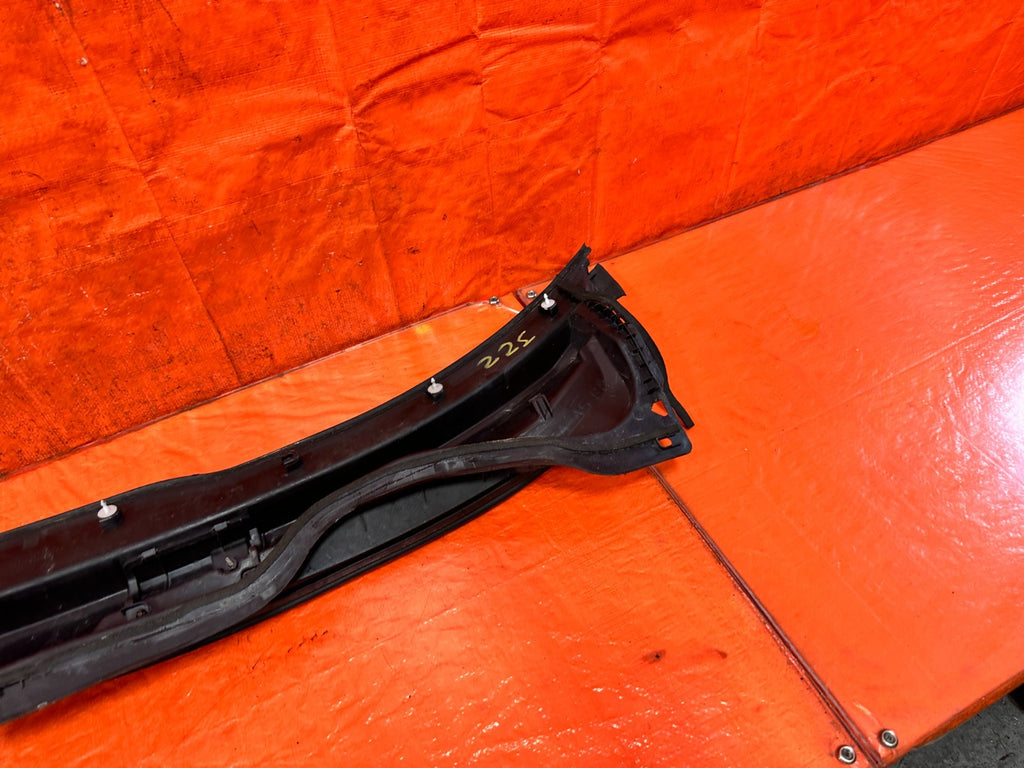 04 05 ACURA TSX   WINDSHIELD WIPER COWL TRIM PLASTIC   OEM FACTORY #32211