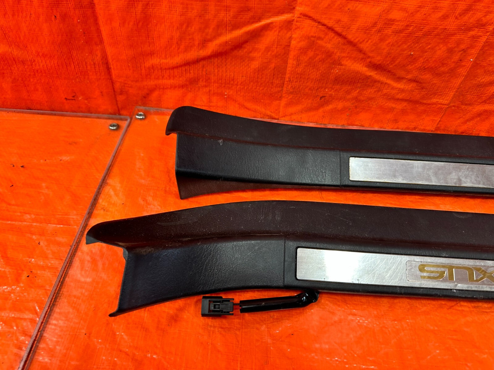 02 05 LEXUS SC430   LEFT AND RIGHT FLOOR PILLARS SCUFF PLATE SET   BLACK OEM 2884