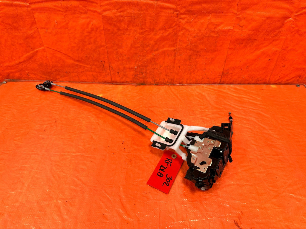 10 16 HYUNDAI GENESIS COUPE   PASSENGER RIGHT FRONT DOOR LOCK ACTUATOR   OEM 3020