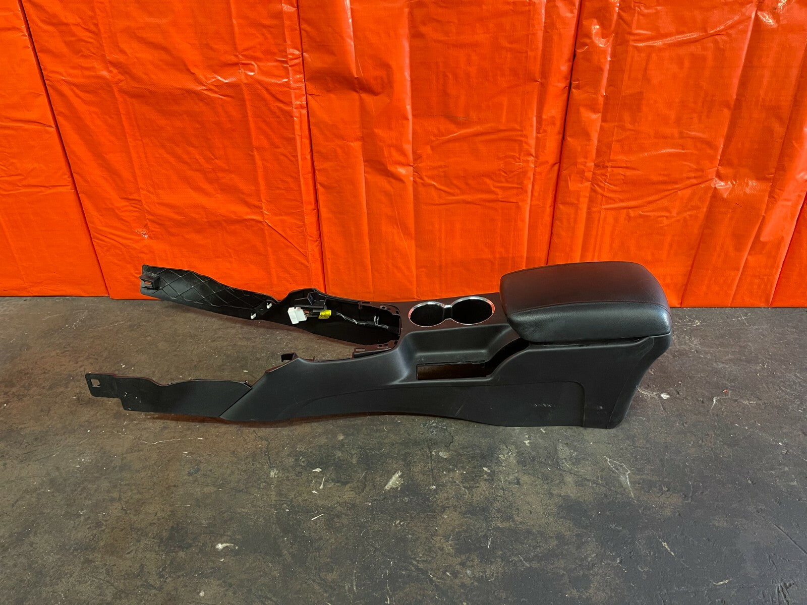 10 12 HYUNDAI GENESIS 2D COUPE   ARM REST CENTER CONSOLE   BLACK   OEM FACTORY0
