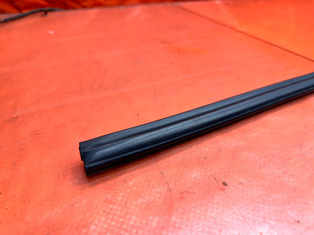94 01 ACURA INTEGRA COUPE LEFT DRIVER DOOR UPPER GLASS WEATHERSTRIP OEM #3319