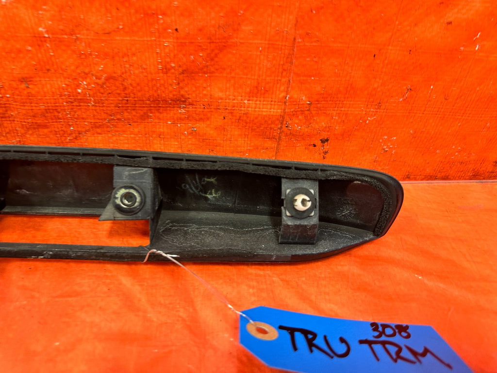02 05 HONDA CIVIC SI EP3 HATCHBACK   REAR HATCH TAIL GATE LICENSE PLATE TRIM 3085