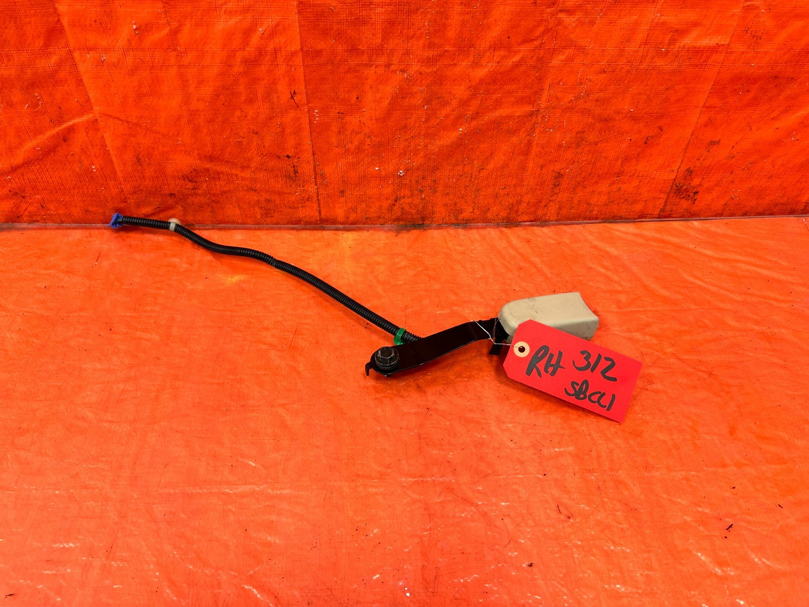 04 05 ACURA TSX   PASSENGER RIGHT FRONT SEAT BELT CLIP BUCKLE TAN OEM 3120