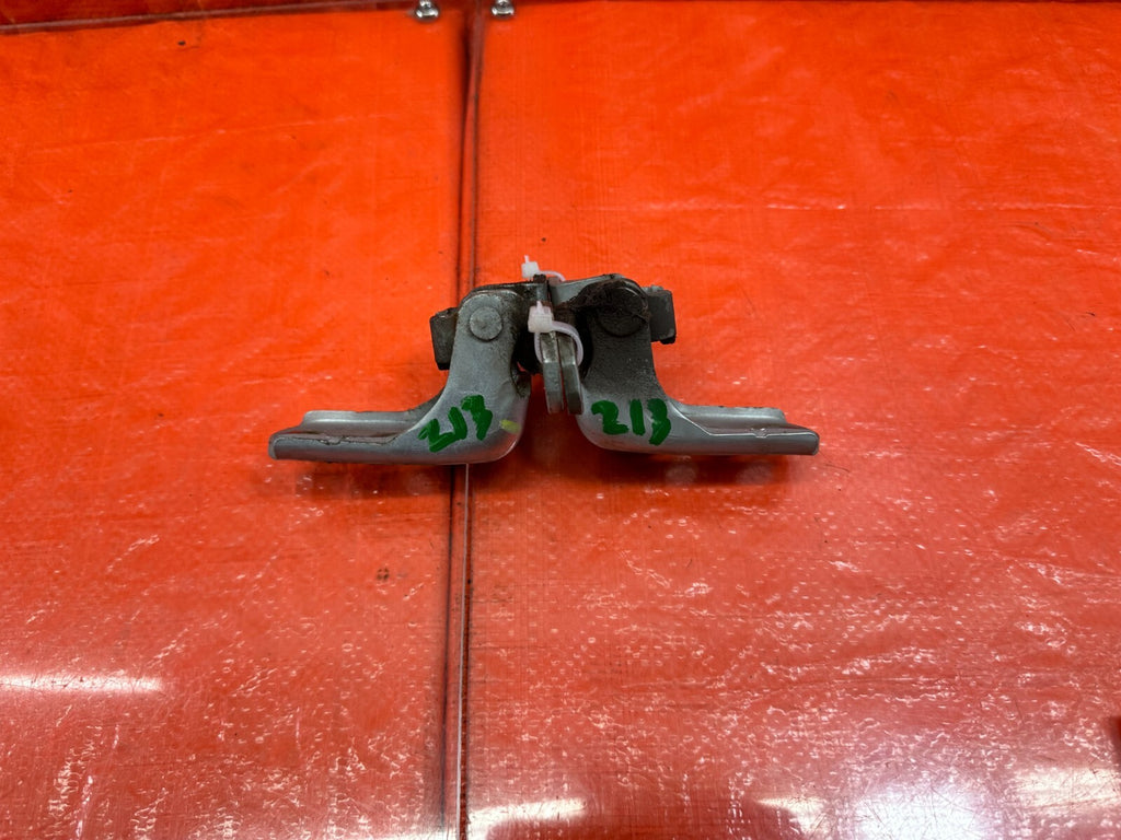 02 05 HONDA CIVIC SI EP3 HATCHBACK DOOR HINGE SET UPPER & LOWER   LEFT   OEM 2138