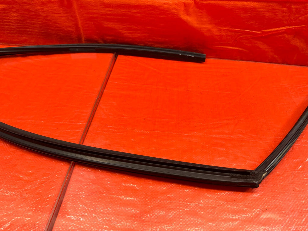 04 08 ACURA TSX   PASSENGER RIGHT FRONT WINDOW GLASS RUN CHANNEL   OEM #20917