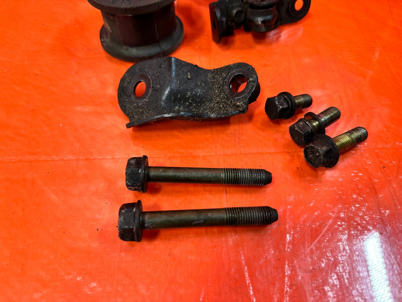 04 08 ACURA TSX   POWER STEERING RACK BRACKETS W/ BOLTS HARDWARE   OEM #2911