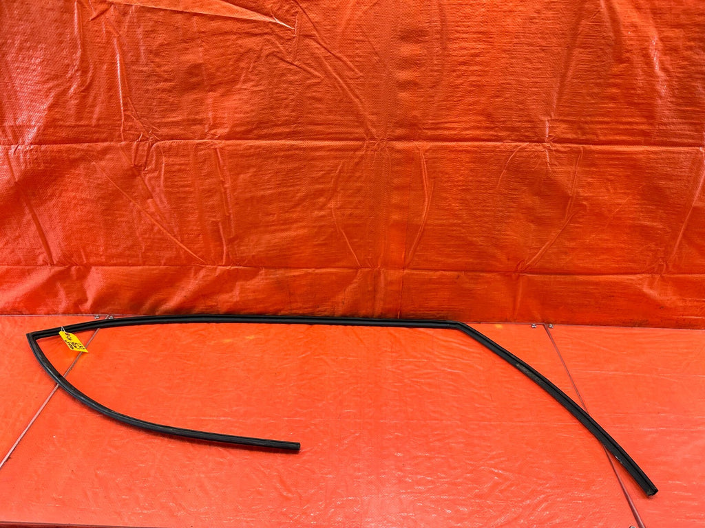 02 05 HONDA CIVIC SI EP3   PASSENGER RIGHT DOOR WINDOW GLASS RUN CHANNEL OEM 2300