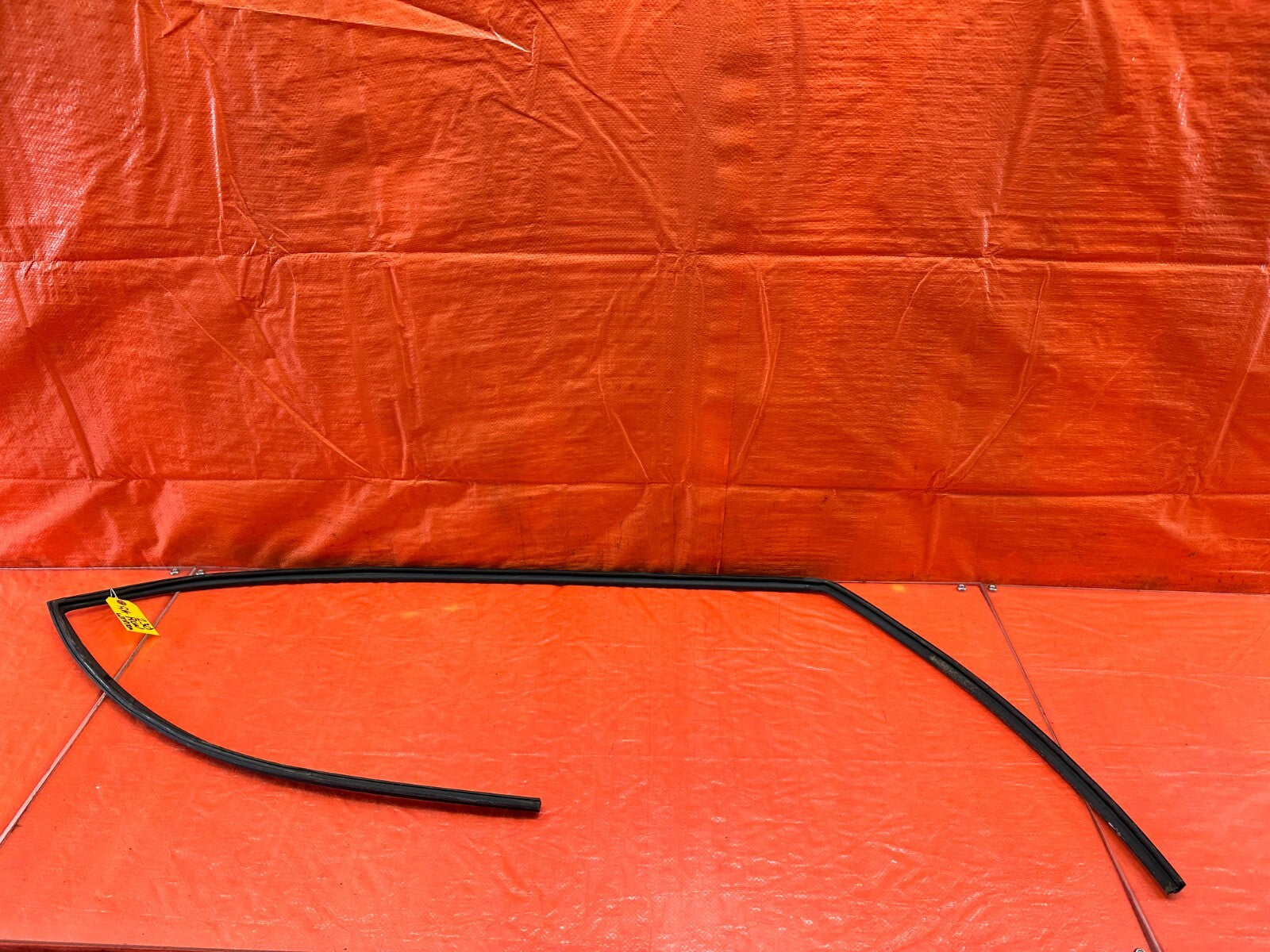02 05 HONDA CIVIC SI EP3   PASSENGER RIGHT DOOR WINDOW GLASS RUN CHANNEL OEM 2300