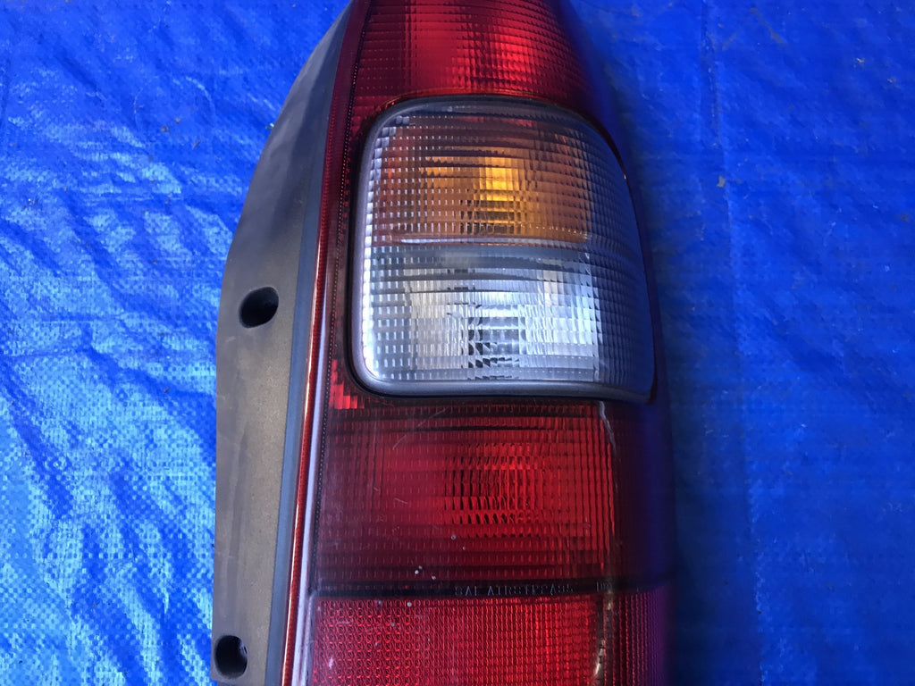 OEM 2000 2001 2002 2003 CHEVROLET SILHOUETTE PASSENGER RIGHT TAIL LIGHT2