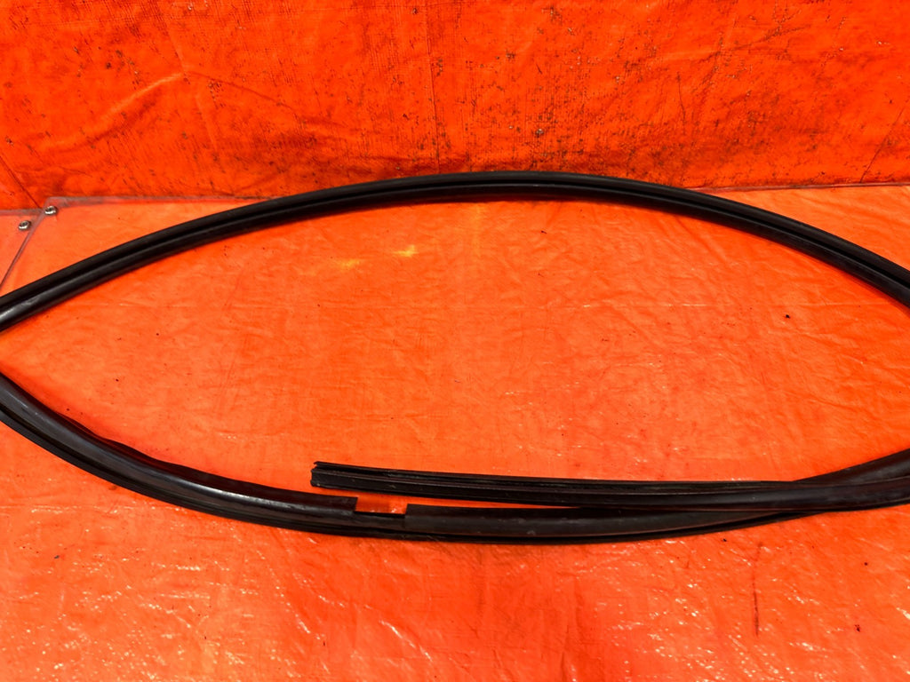 92 95 HONDA CIVIC COUPE HATCH PASSENGER RIGHT WEATHER STRIP RUN CHANNEL OEM #3274