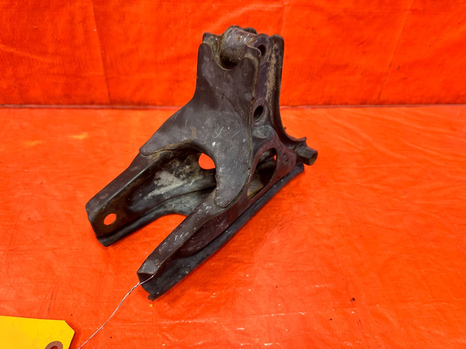 92 95 HONDA CIVIC D16 5 SPEED MANUAL STICK SHIFT REAR TRANSMISSION BRACKET SOHC2