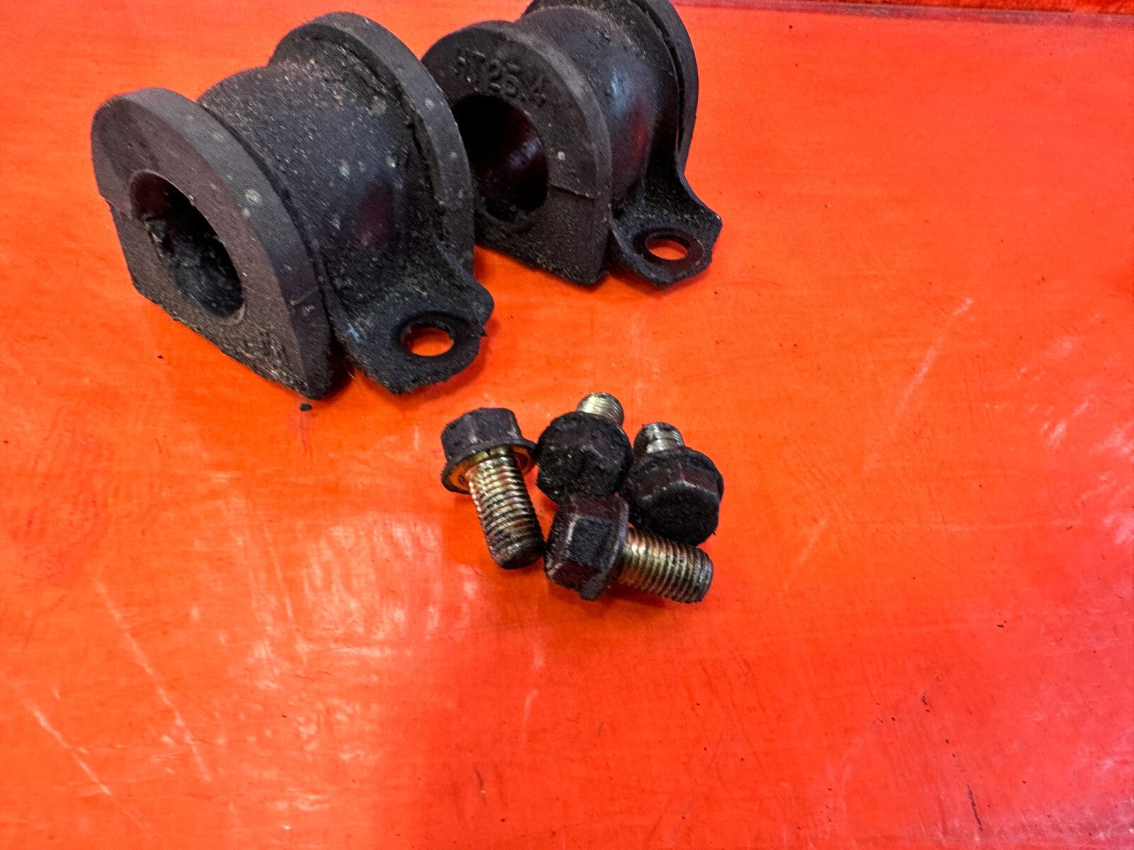 04 08 ACURA TSX   FRONT SWAY BAR BUSHINGS AND BRACKETS   OEM FACTORY #2911