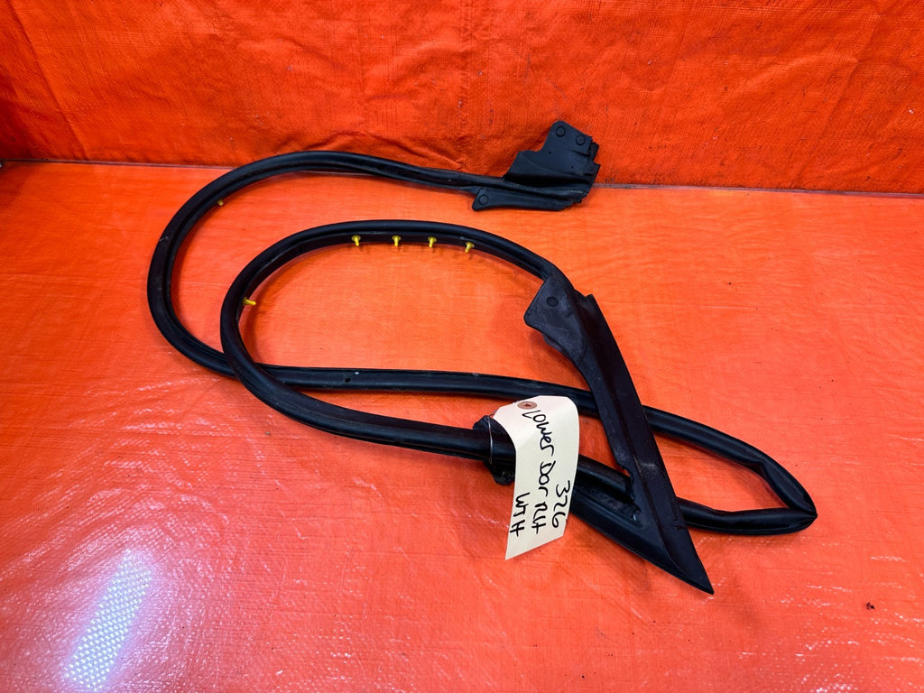 10 16 HYUNDAI GENESIS COUPE RIGHT LOWER DOOR WEATHER STRIP RUBBER SEAL 3260