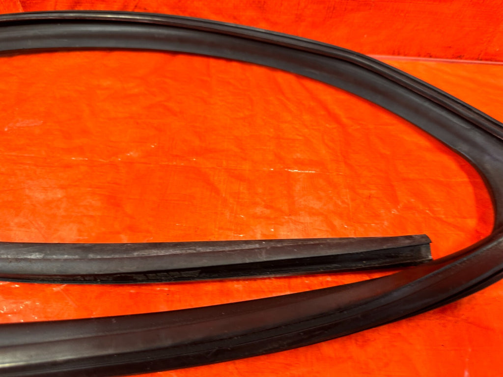 04 08 ACURA TSX   PASSENGER RIGHT REAR WINDOW GLASS RUN CHANNEL   OEM #2754