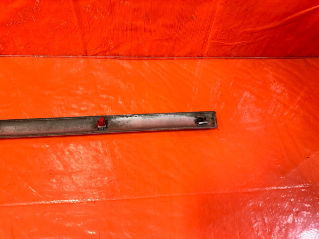 94 01 ACURA INTEGRA 2D   PASSENGER RIGHT REAR QUARTER PANEL SIDE MOLDING OEM 2686