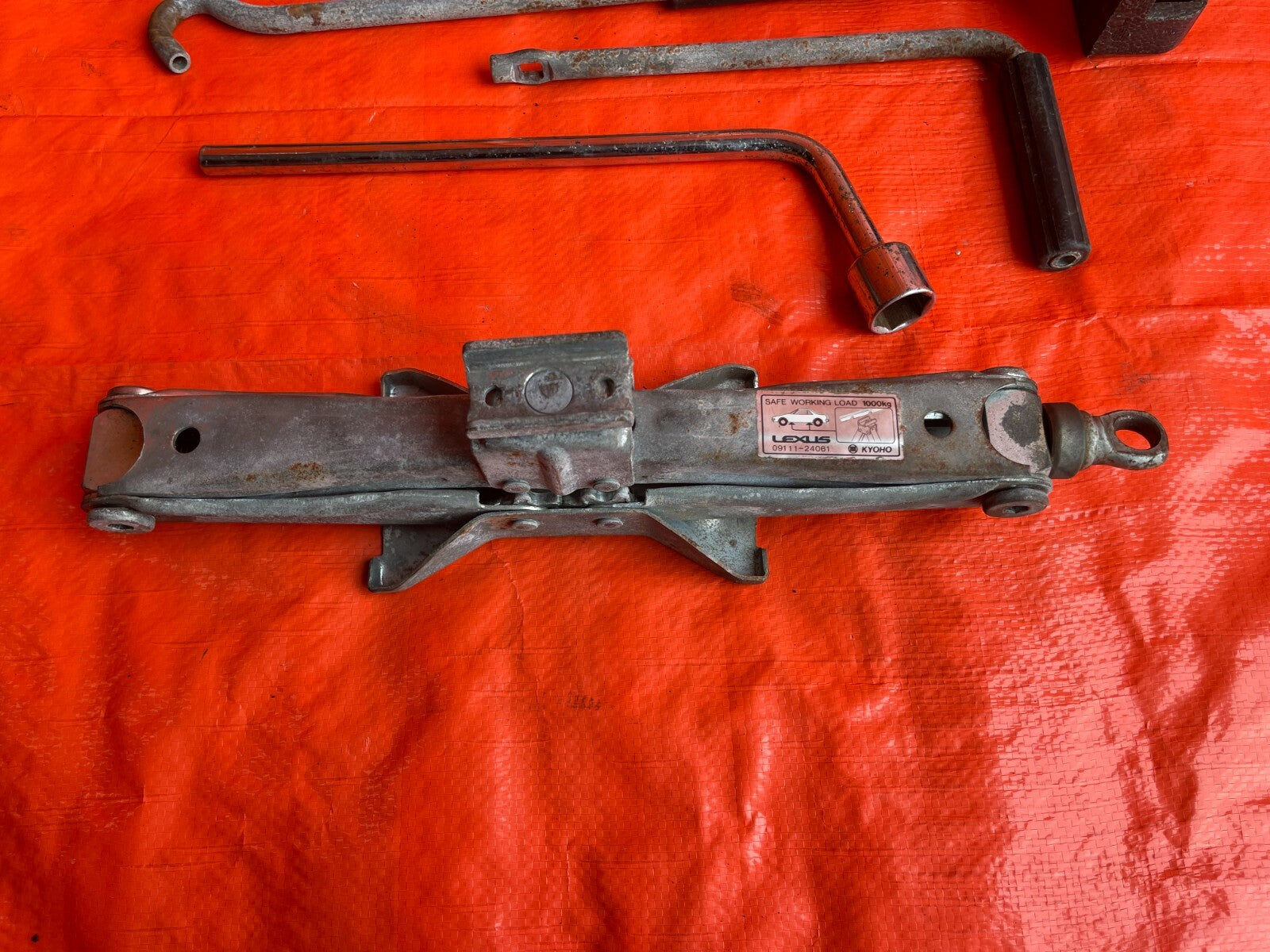92 94 LEXUS SC300 SC400   EMERGENCY / SPARE TIRE TOOL KIT W/ JACK   OEM OE #642