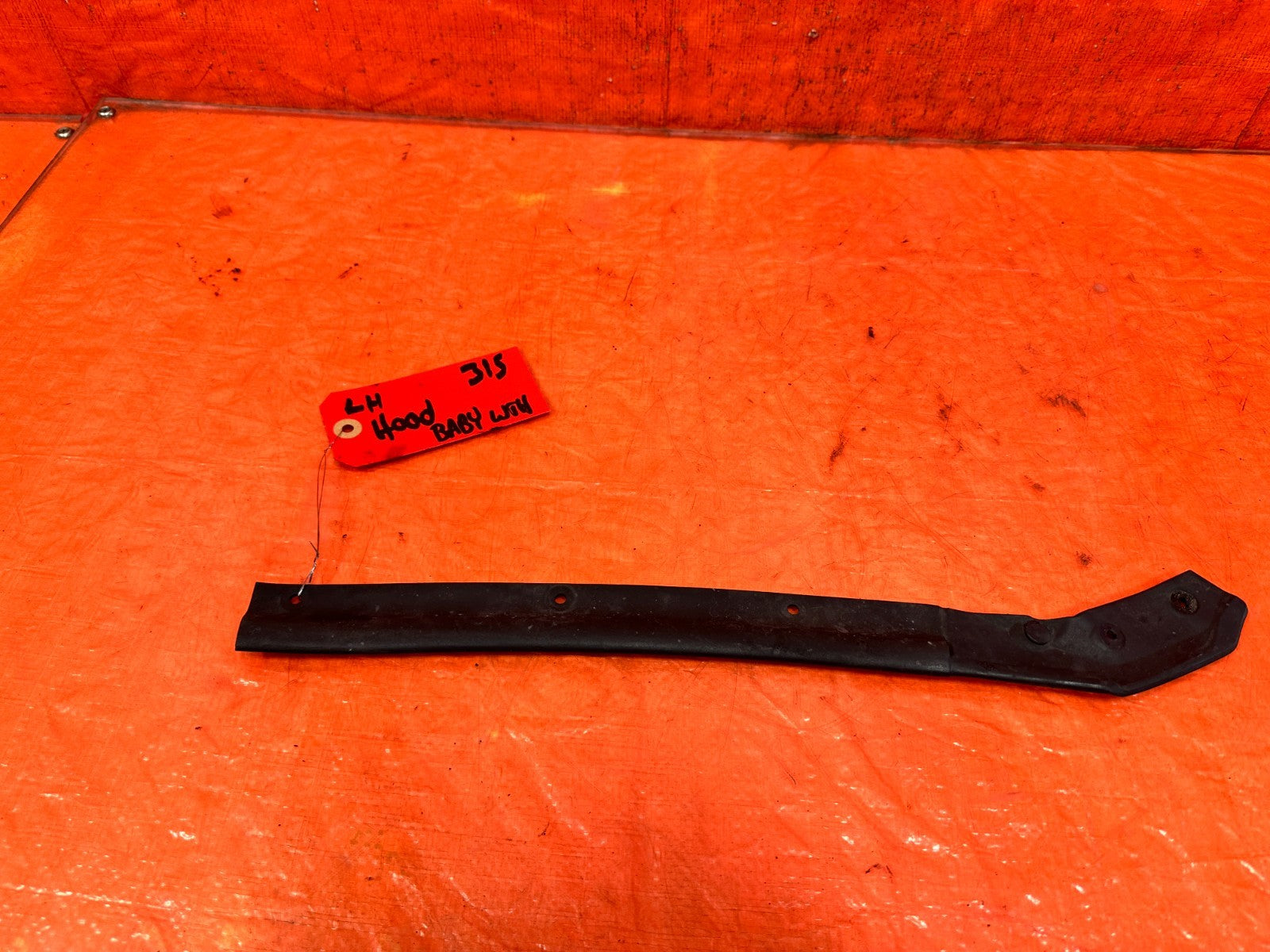 02 06 ACURA RSX   DRIVER LEFT   FRONT OF HOOD MOUNTED WEATHER STRIP   OEM 3150