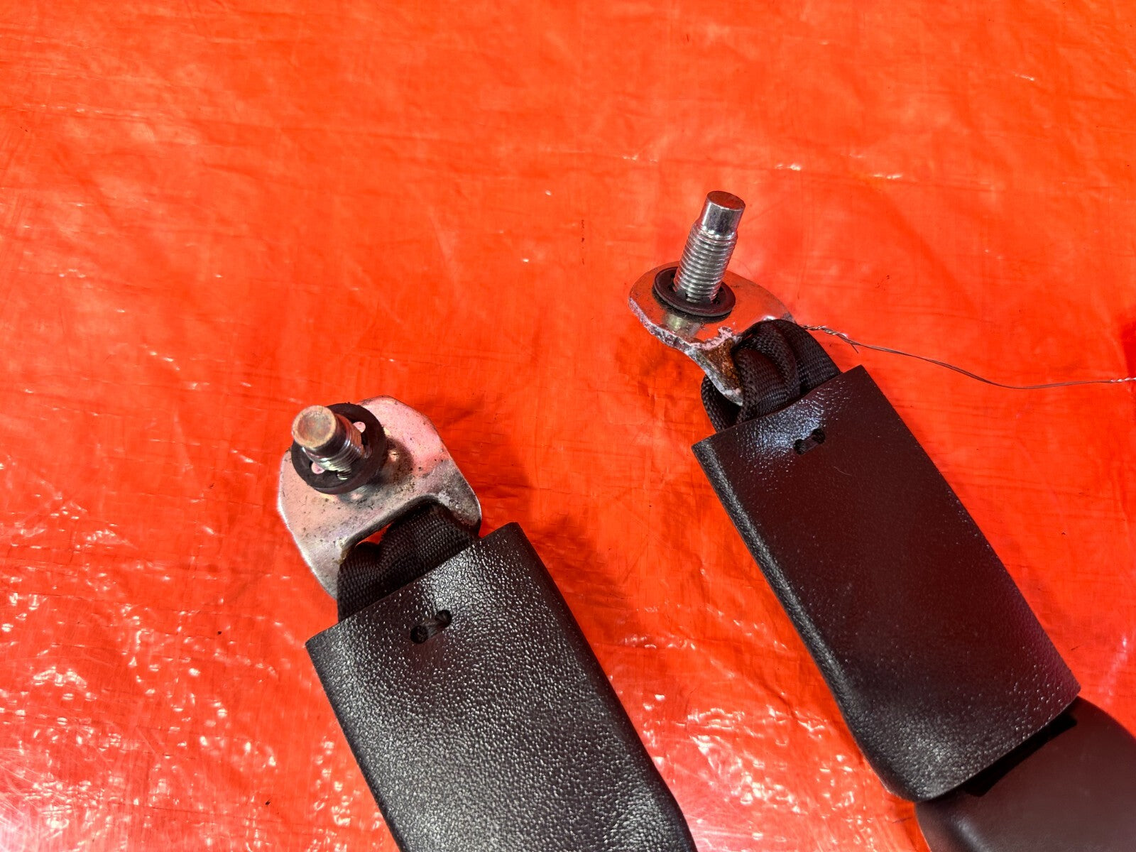 09 15 INFINITI G37 CONVERTIBLE   LEFT AND RIGHT REAR SEAT BELT CLIPS BUCKLES OEM3