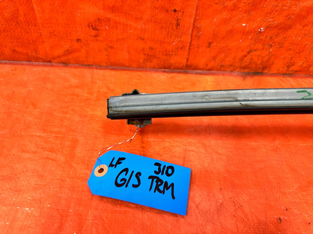 09 15 INFINITI G37 CONVERTIBLE   DRIVER LEFT   DOOR SASH GUIDE TRIANGLE OEM 3101