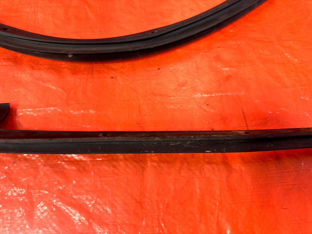 FRS BRZ & 86   DRIVER LEFT   LOWER DOOR MOUNTED WEATHER STRIP RUBBER GASKET 2932