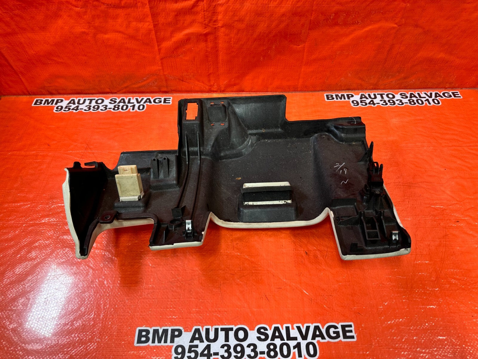 02 05 LEXUS SC430   KNEE TRIM UNDER STEERING COLUMN LOWER COVER   ECRU   OEM 2619
