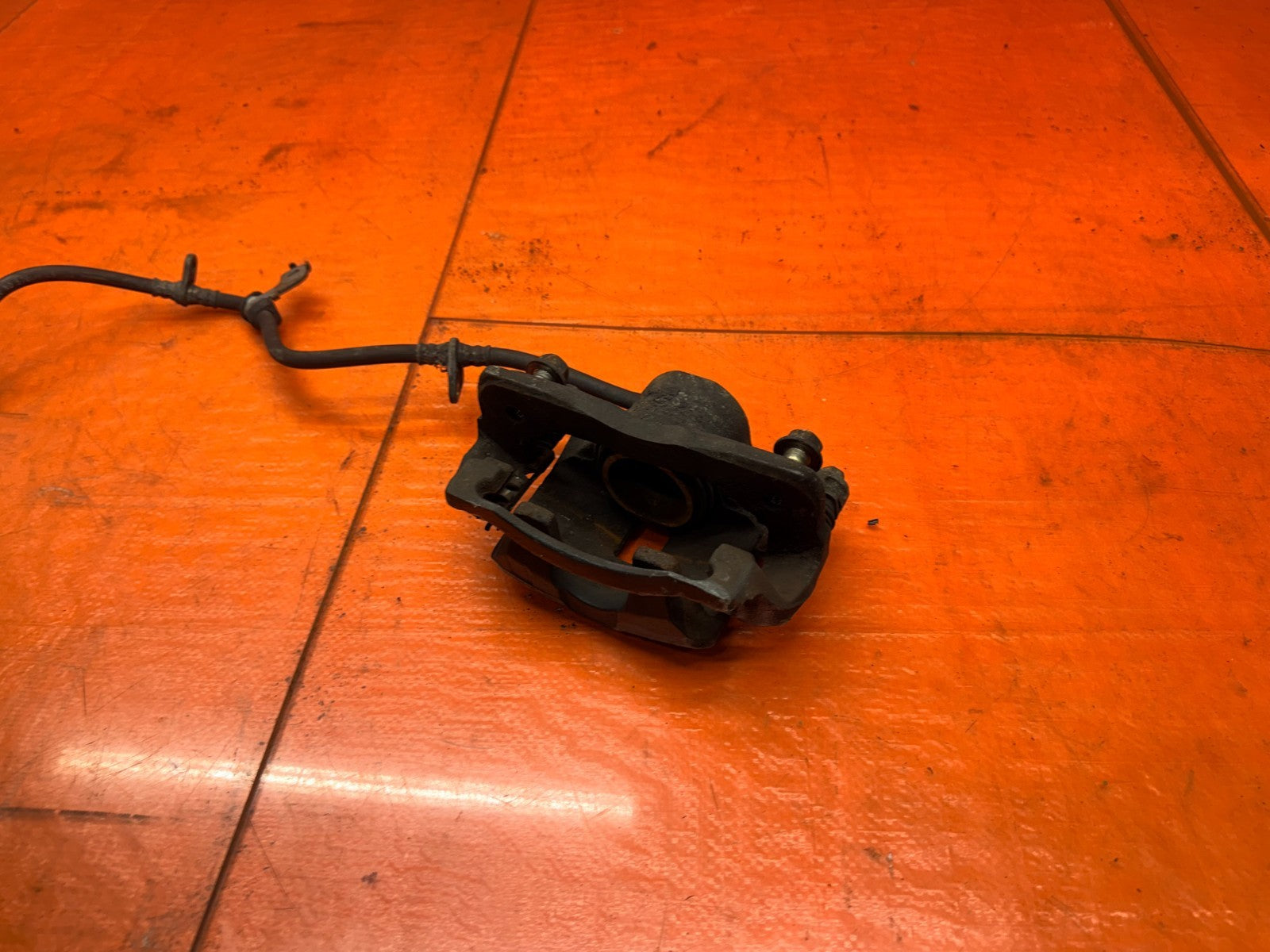 92 95 HONDA CIVIC 1.6L DRIVER LEFT FRONT BRAKE CALIPER WITH BRACKET OEM #33320