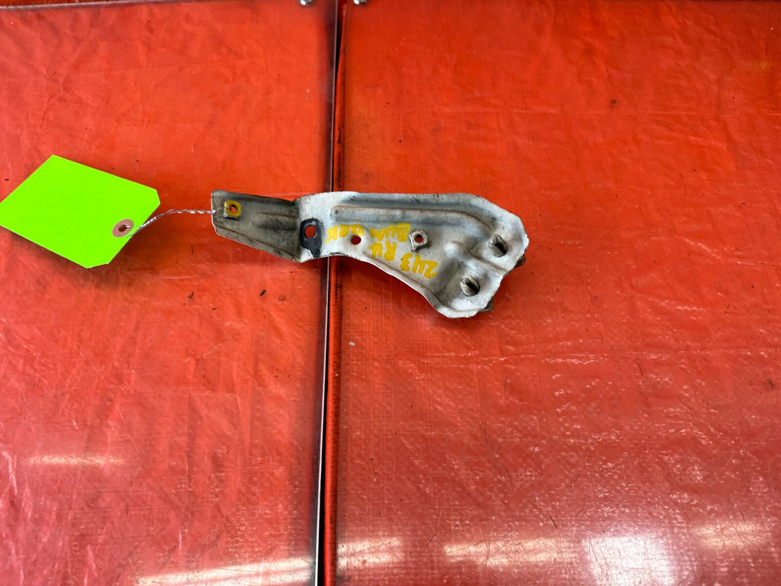 88 91 HONDA CRX   PASSENGER RIGHT METAL FENDER MOUNTING BRACKET RBACE   OEM #2436