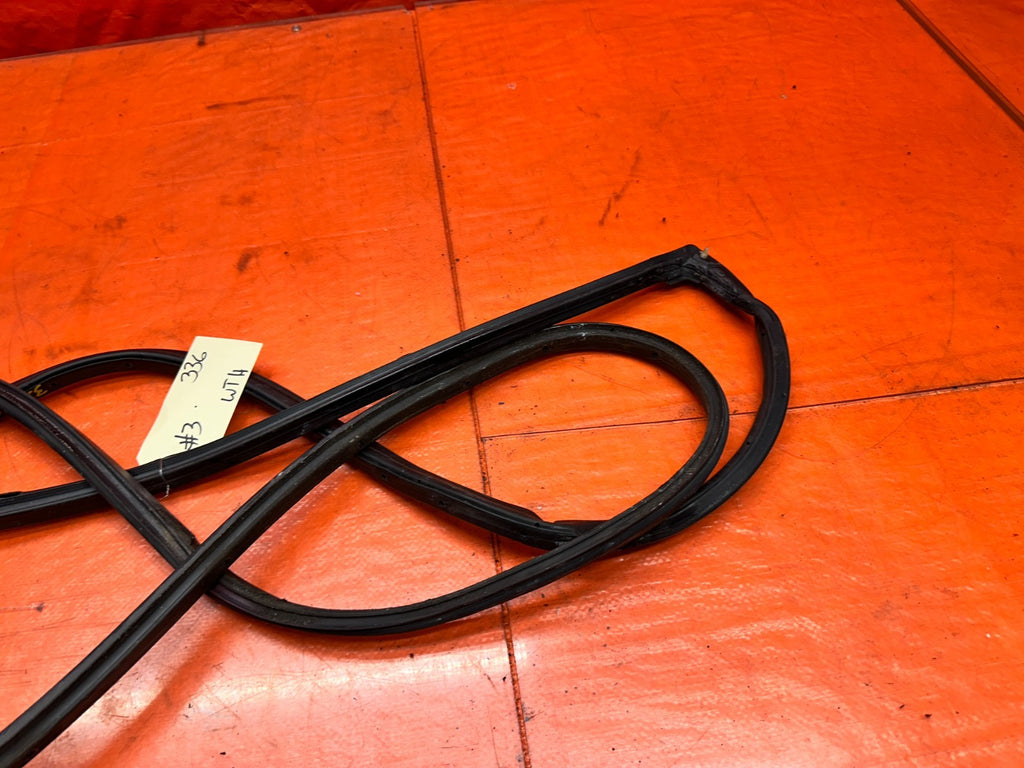 97 01 HONDA PRELUDE 2.2L DRIVER LEFT DOOR MOUNTED RUBBER WEATHER STRIP #3365