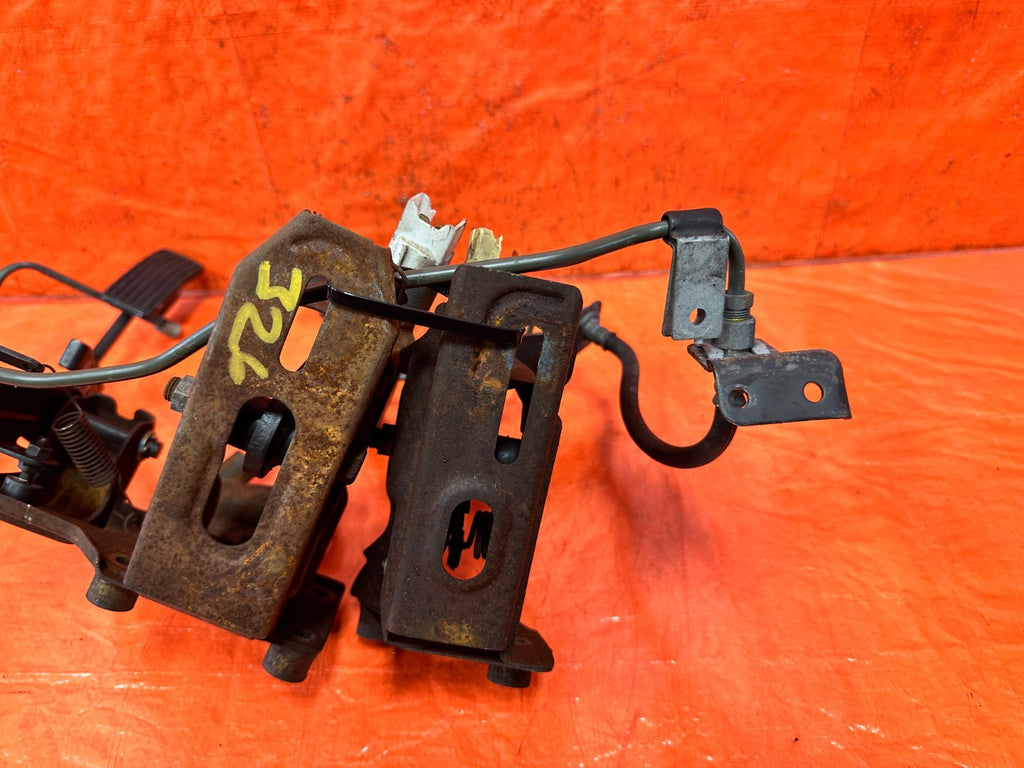 92 95 HONDA CIVIC   5 SPEED MANUAL PEDALS   BRAKE GAS CLUTCH   OEM #32710