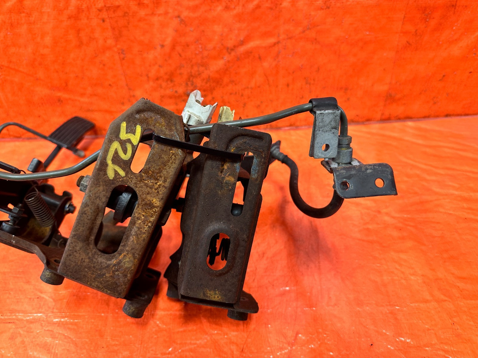 92 95 HONDA CIVIC   5 SPEED MANUAL PEDALS   BRAKE GAS CLUTCH   OEM #32710