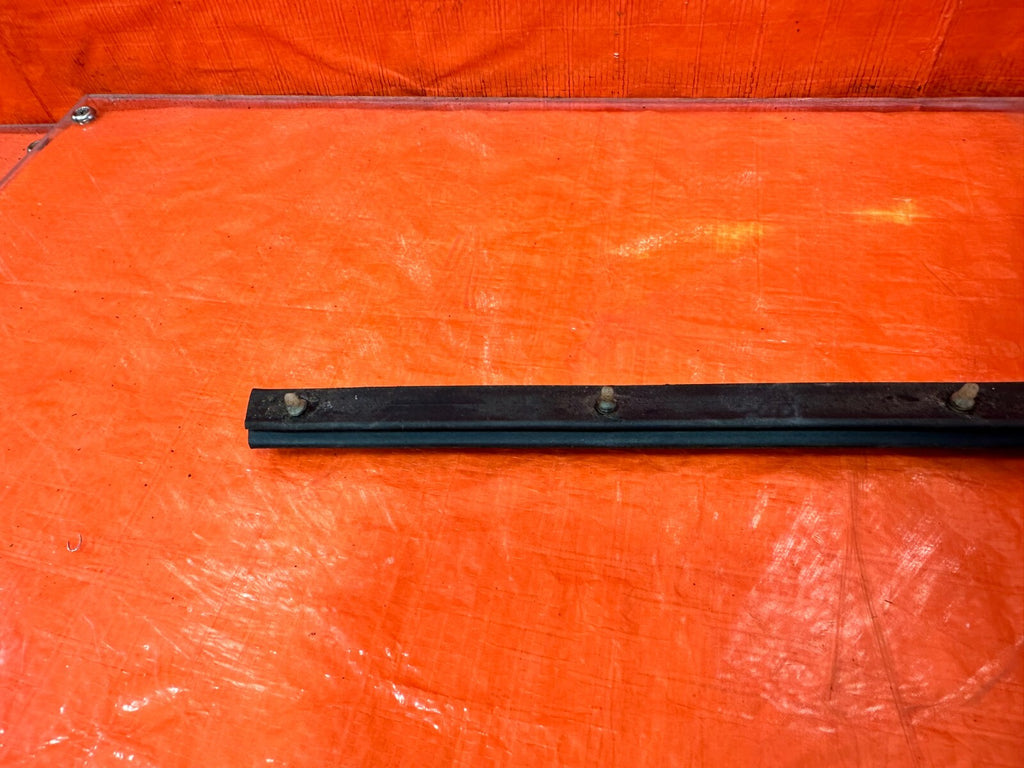 92 96 HONDA PRELUDE   LEFT OR RIGHT   LOWER DOOR SEAL WEATHER STRIP   OEM #2738