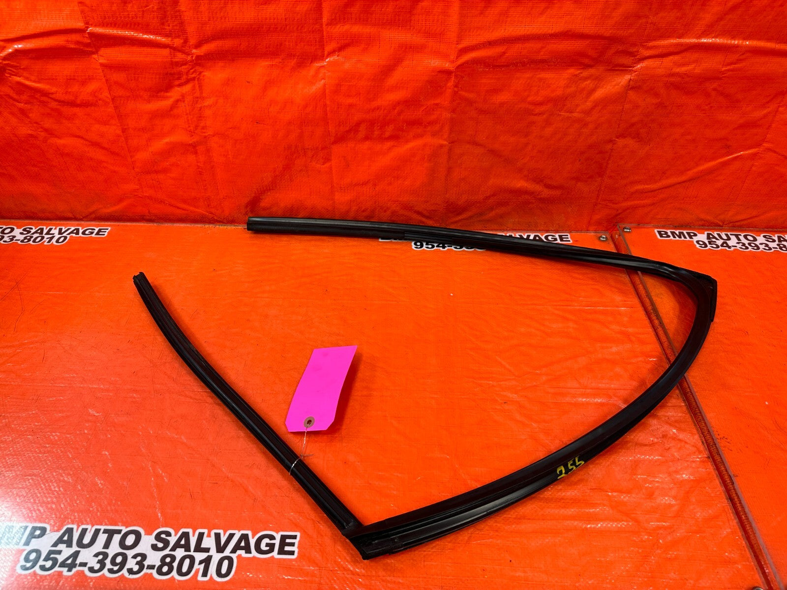 04 08 ACURA TSX   PASSENGER RIGHT REAR WINDOW GLASS RUN CHANNEL   OEM #2556