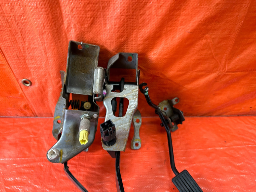 02 05 HONDA CIVIC SI EP3 HATCH   MANUAL PEDALS   GAS BRAKE CLUTCH   OEM #2305
