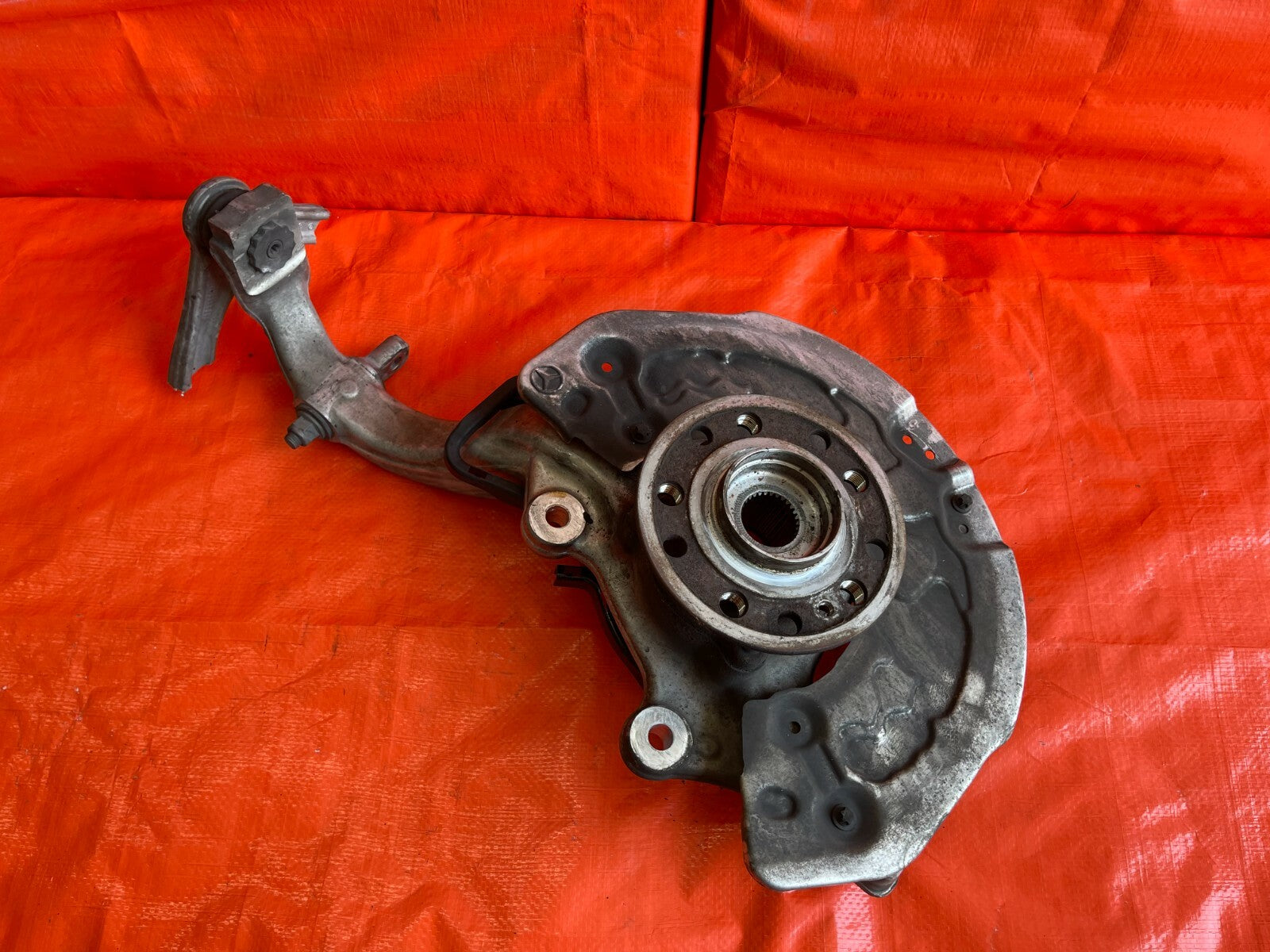 15 20 MERCEDES BENZ C300 4MATIC   PASSENGER RIGHT FRONT SPINDLE KNUCKLE HUB OEM 0